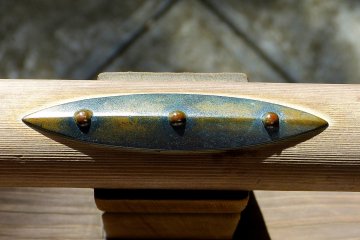 Simple but sophisticated clasp&nbsp;on the&nbsp;guard rails