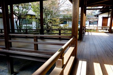 Walking these corridors makes you appreciate the beauty of its wood, which is smooth and warm