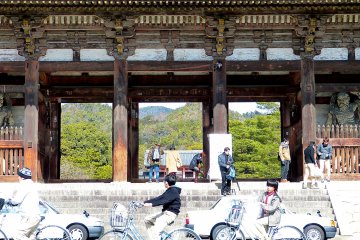 The huge scale of&nbsp;Nio-mon Gate