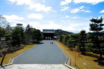 Looking at Nio-mon Gate from Chu-mon Gate