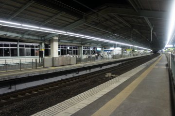 <p>Platform view of&nbsp;Shin Kobe Station at night-time. It's&nbsp;a&nbsp;relatively small station with only two platforms, one going towards Osaka, the other one&nbsp;to Akashi.&nbsp;</p>