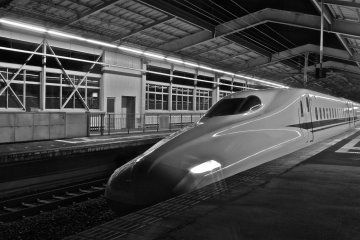 <p>The Nozomi N700 series bullet train arrives from Tokyo and takes a stop at Shin Kobe Station before proceeding to its final destination&nbsp;Hakata. It's a 2 hours 45 minutes journey from Tokyo to Kobe.&nbsp;</p>