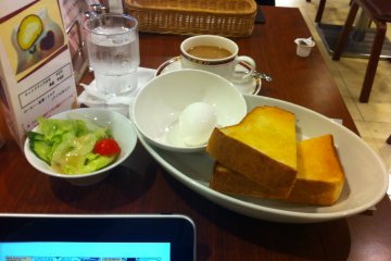 <p>Just next to the ticket gate of the station&nbsp;is a place where you can get an English breakfast for just 500 yen, with unlimited coffee refills&mdash;yummy!</p>