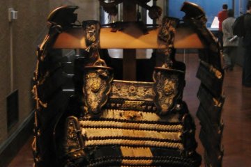 Domaru type armour with black leather lacing in kata-tsumadori style, 15th century