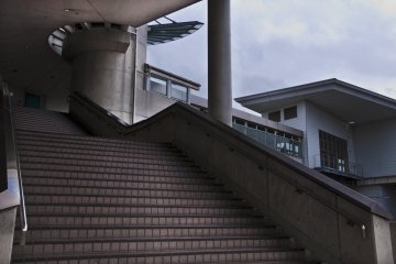 <p>Detail of the modern architecture of&nbsp;Yoshinogari-koen Station&nbsp;</p>