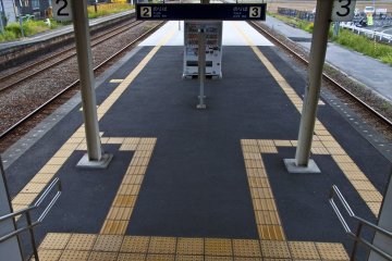 <p>Walking downstairs to the island platform&nbsp;</p>
