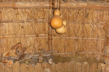 <p>This site consists of:layers of history: Stratum 1: modern cultivated layer. Stratum 2: Jomon and Yayoi Period layer. Stratum 3: transitional layer. Stratum 4a: yellowish brown clayey silt. Stratum 4b: yellowish brown and brown clayey silt. Stratum 4c: bright yellowish brown clayey silt. Stratum 5: dull yellowish brown clayey silt. Stratum 6: light gray clayey silt. Stratum 7: light gray clayey silt. Stratum 8: bright yellowish brown clayey silt. Stratum 9: light gray sandy silt. Stratum 10～15: terrace gravel layer.</p>