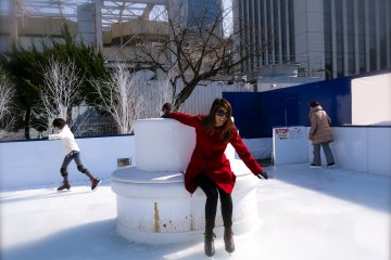 <p>If you're courageous enough to skate without holding onto the side walls, the cushioned seat in the center of the rink will become your best friend!</p>