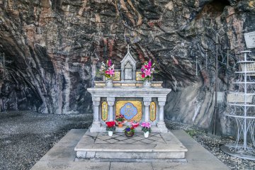 <p>Altar in the Cathedral close</p>