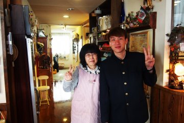 <p>ภาพคุณแม่บ้านผู้น่ารัก พร้อมเสื่้อสูทสีน้ำเงินตัวเก่ง</p>