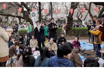 <p>Japanese Friends Celebrating&nbsp;Hanami in Ueno Park, Tokyo, Japan</p>