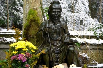 One of the statues at the foot of Daigo Mountain.