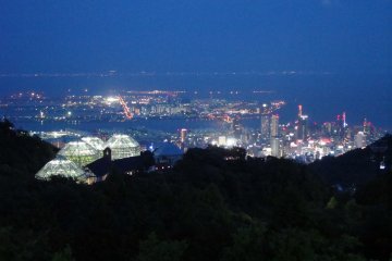 <p>Pemandangan malam hari dari rumah kaca dan kota pelabuhan Kobe di bawah , bersinar " pemandangan jutaan dolar " dari Kobe.</p>
