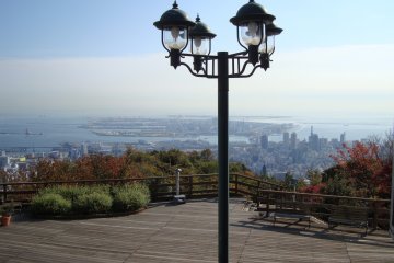 <p>Panorama dari dek rumah kaca . Jalur pendakian untuk kembali ke Stasiun Shin - Kobe dimulai dari sini.</p>
