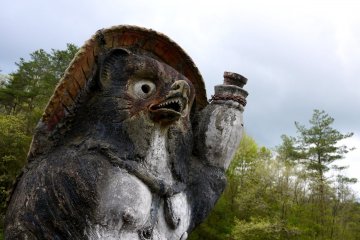 타누키 동상은 종종 술병을 가지고 있다