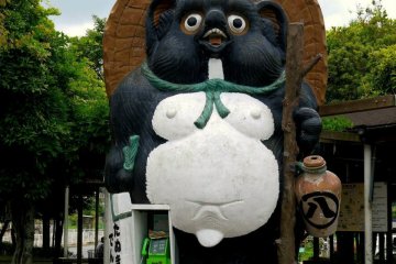 JR역 바깥에 있는 자이언트 타누키와 공중전화