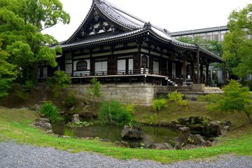 Un petit étang près de l'un des bâtiments du temple