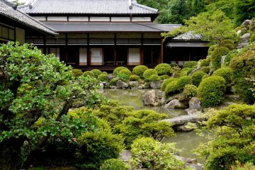 Vue sur le bâtiment Daisho-in et son étang