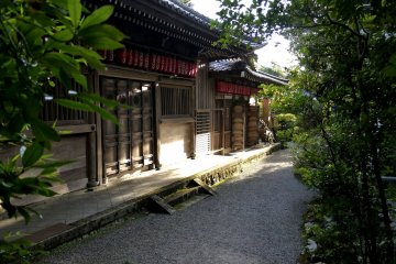 성전 옆면의 경로