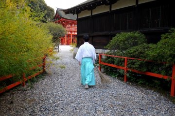 <p>Shrine worker with broom in hand<br />
&nbsp;</p>