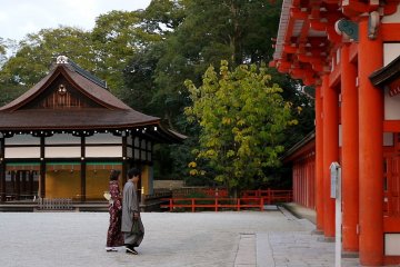 <p>A couple dressed in kimono approach the gate</p>