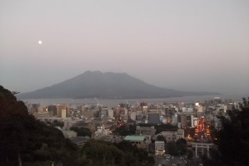 <p>A dusk view from Shiroyama as the city's&nbsp;lights start to come on</p>
