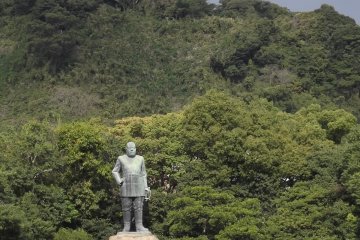 <p>Takamori Saigo from a distance, showing off just how bulky the statue is</p>