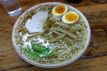 Ramen chuukan dengan telur, penuh hingga ke bibir mangkuk