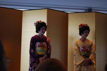 The Furumachi geigi are happy to answer some questions from the audience.