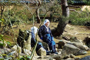 <p>Moment de repos pour ces jardini&egrave;res, assises sur les rochers du jardin</p>