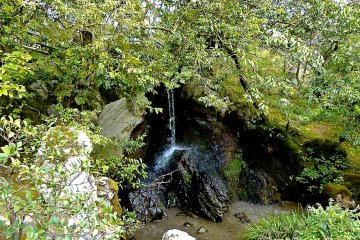 <p>Une chute d'eau artificielle, au niveau du jardin sup&eacute;rieur</p>