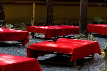 <p>Un salon de th&eacute; se trouve au sommet de la colline, &agrave; l'extr&ecirc;mit&eacute; du jardin sup&eacute;rieur</p>