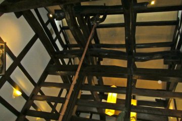 <p>The lack of ceiling in the common room is indicative of the Edo-era construction.</p>