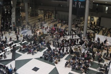 <p>Crowds filling Big Sight's space</p>