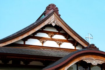 Salib dan arsitektur tradisional Jepang di Our Lady of Akita