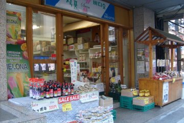 <p>What does that say then? Korean script adorns a store just off the main mall.</p>