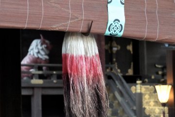 <p>Peek at the step of the main shrine from back behind an elegant border</p>