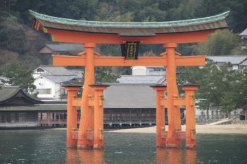Torii กลางทะเลที่เกาะ Miyajima