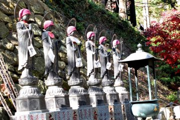Patung-patung unik Kuil Oyama Dera