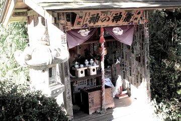 <p>A small alter I found after leaving the temple</p>