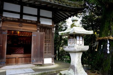 <p>Stone lantern beside one of the temple buildings</p>