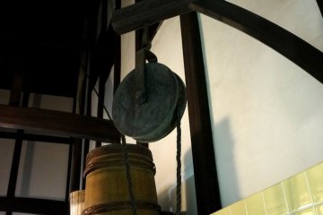 <p>A well pulley inside a traditional town-house</p>