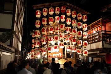 <p>The streets were crowded, but not TOO crowded</p>