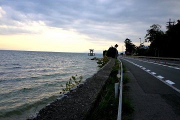 <p>En direction du sanctuaire sur la route le long du lac</p>