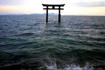 <p>Des vagues remuent la surface du lac</p>