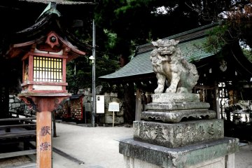 <p>Des lions de pierre gardent le sanctuaire</p>