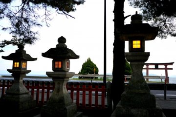 <p>Des lanternes de pierre diffusent leur lumi&egrave;re jaune</p>