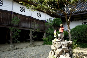 <p>Statue in the corner of the courtyard</p>