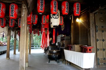 <p>Many red lanterns</p>