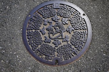 <p>Takashima's manhole covers feature Gulliver</p>